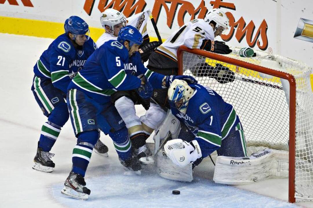 NHL: D. Zubraus komandos vartininkas pasižymėjo įvarčiu