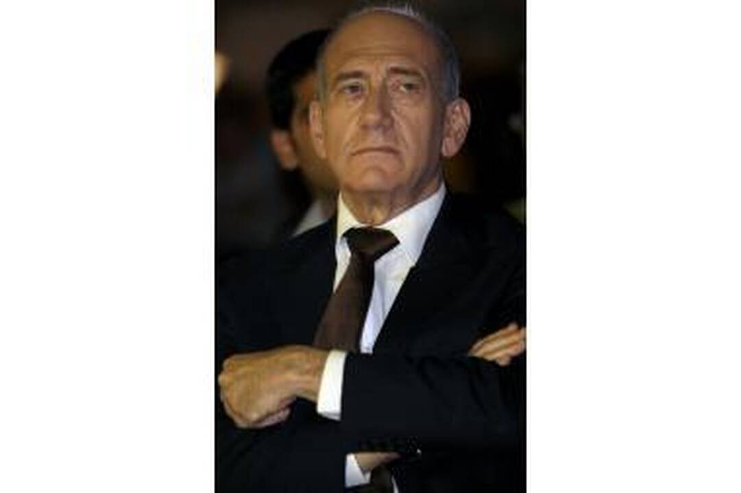 E.Olmertas traukiasi iš posto