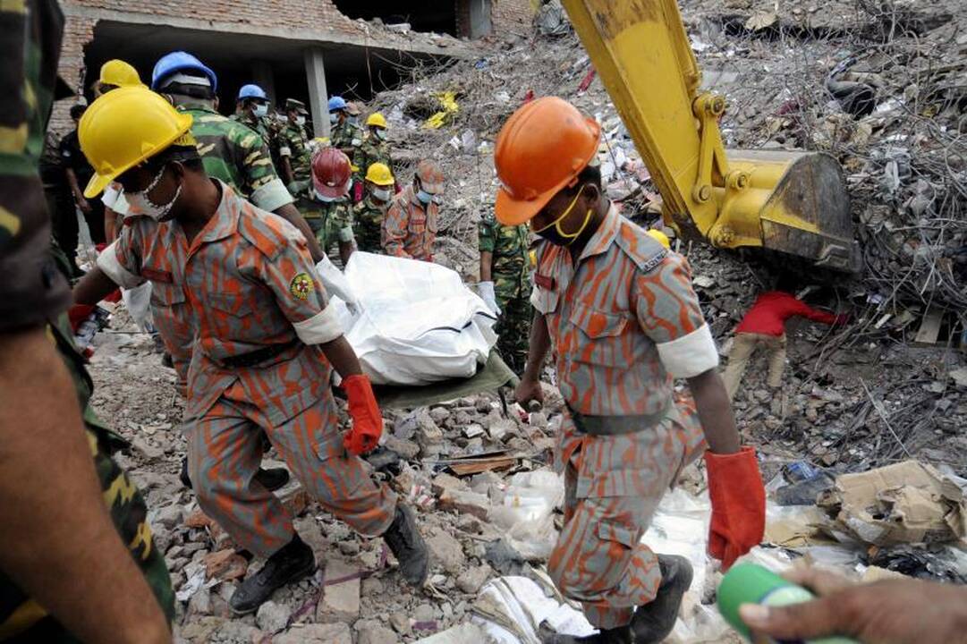 Bangladeše fabriko griūties aukų skaičius viršijo tūkstantį
