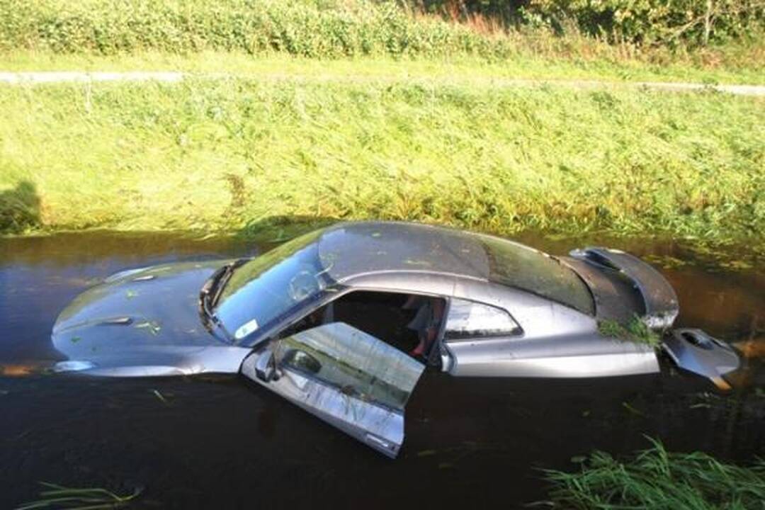 „Nissan GT-R“: dėl didelio greičio  - tiesiai į šalikelės griovį