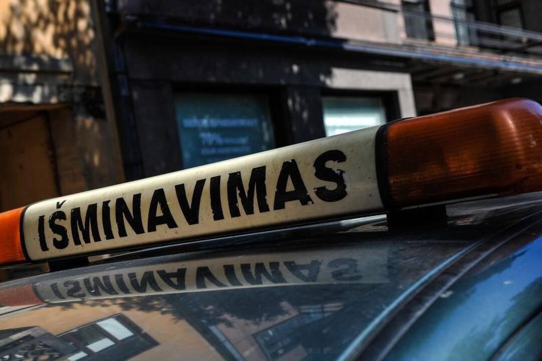 Vilniuje sulaikyti įtariamieji, į namo kiemą įmetę granatą