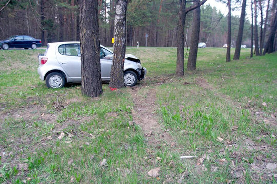 Nemenčinės plente automobiliui atsitrenkus į medį nukentėjo moteris
