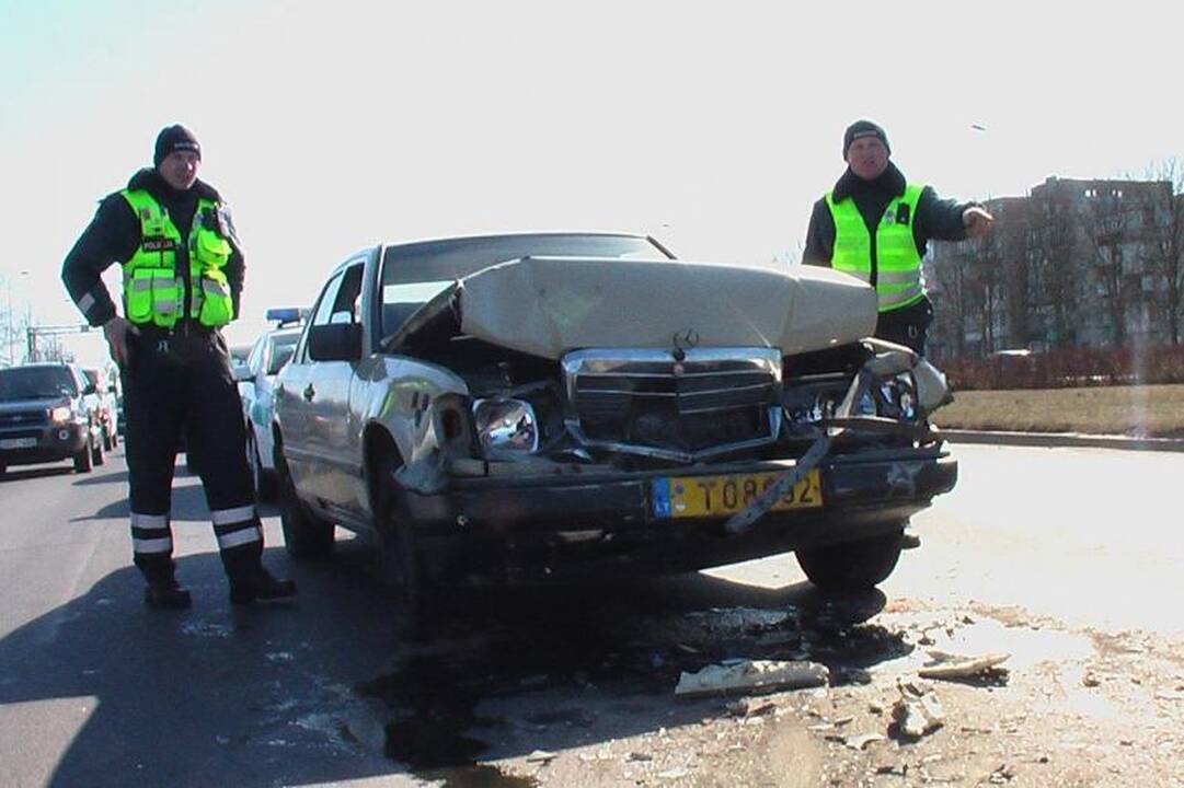 Girtas taksistas sukėlė avariją, kurioje apdaužytos trys mašinos