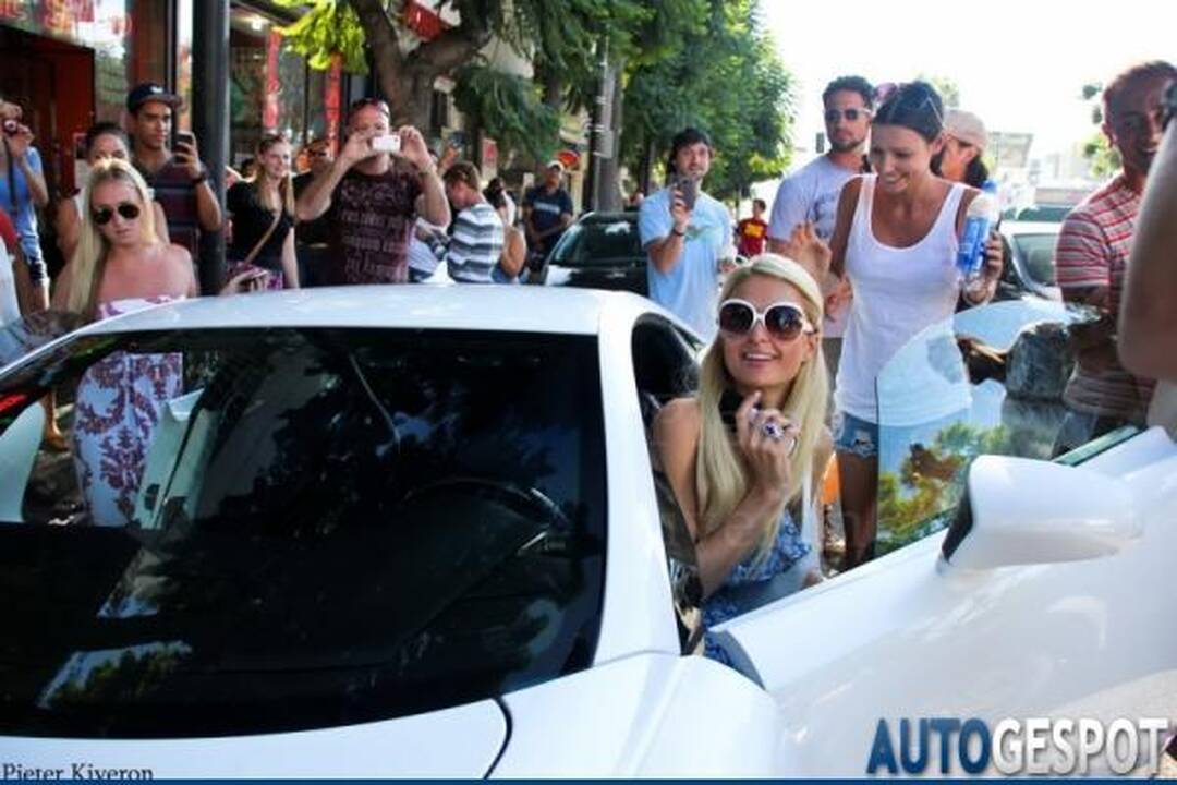 Ar akinančiai baltas „Lexus LF-A“ neužgoš tobulo P.Hilton grožio?