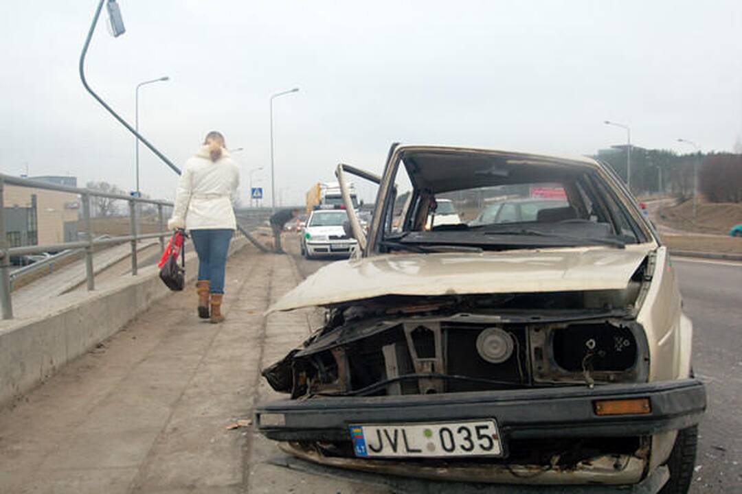 Bandė užmušti vorą – atsitrenkė į stulpą