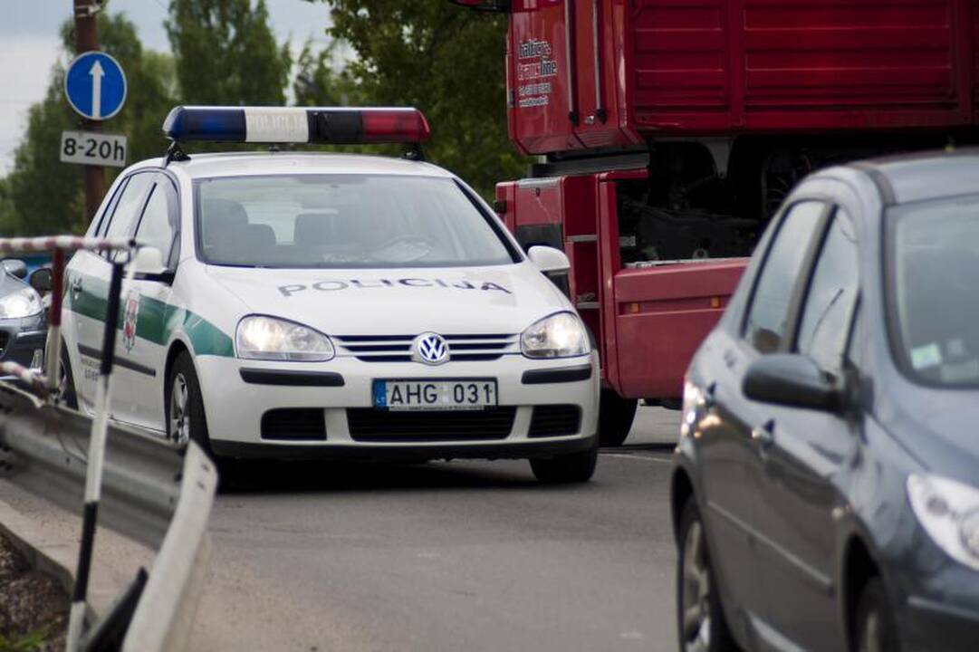 Policija tramdė pervažose netinkamai besielgiančius vairuotojus