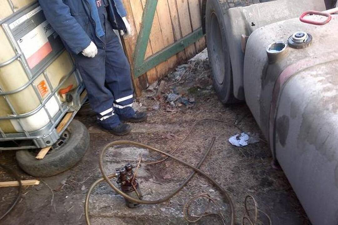 Ruso vairuotojo ir šilutiškio sandėrį dėl kuro nutraukė pasieniečiai