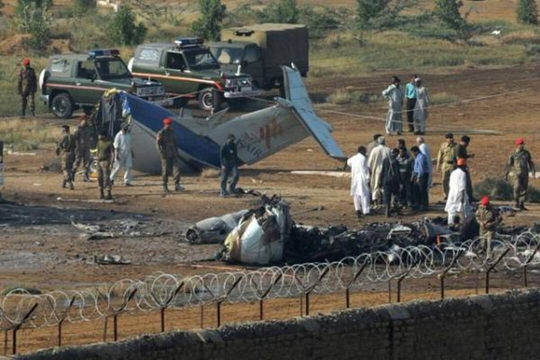 Pakistane sudužus lėktuvui žuvo 22 žmonės