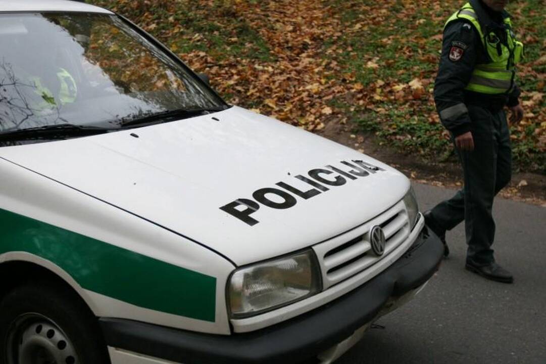 Sprukdami nuo policijos motociklininkai rėžėsi į patrulių automobilį