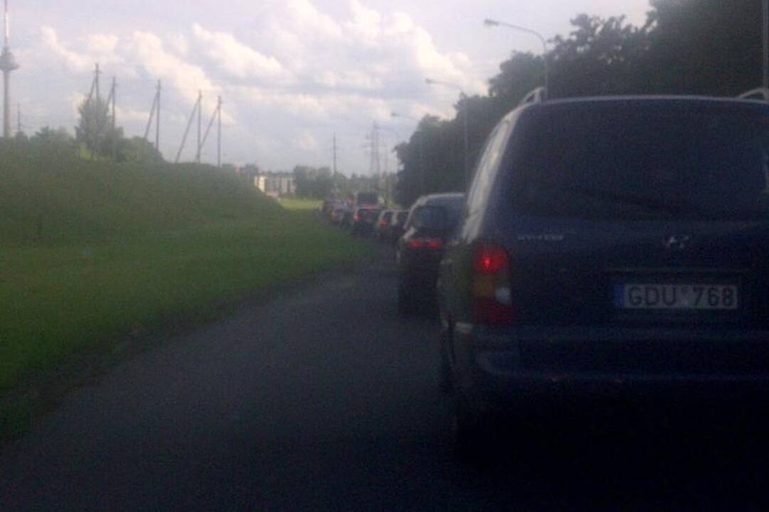 Vakarinio aplinkkelio statybos darbai paralyžiavo eismą Vilniuje