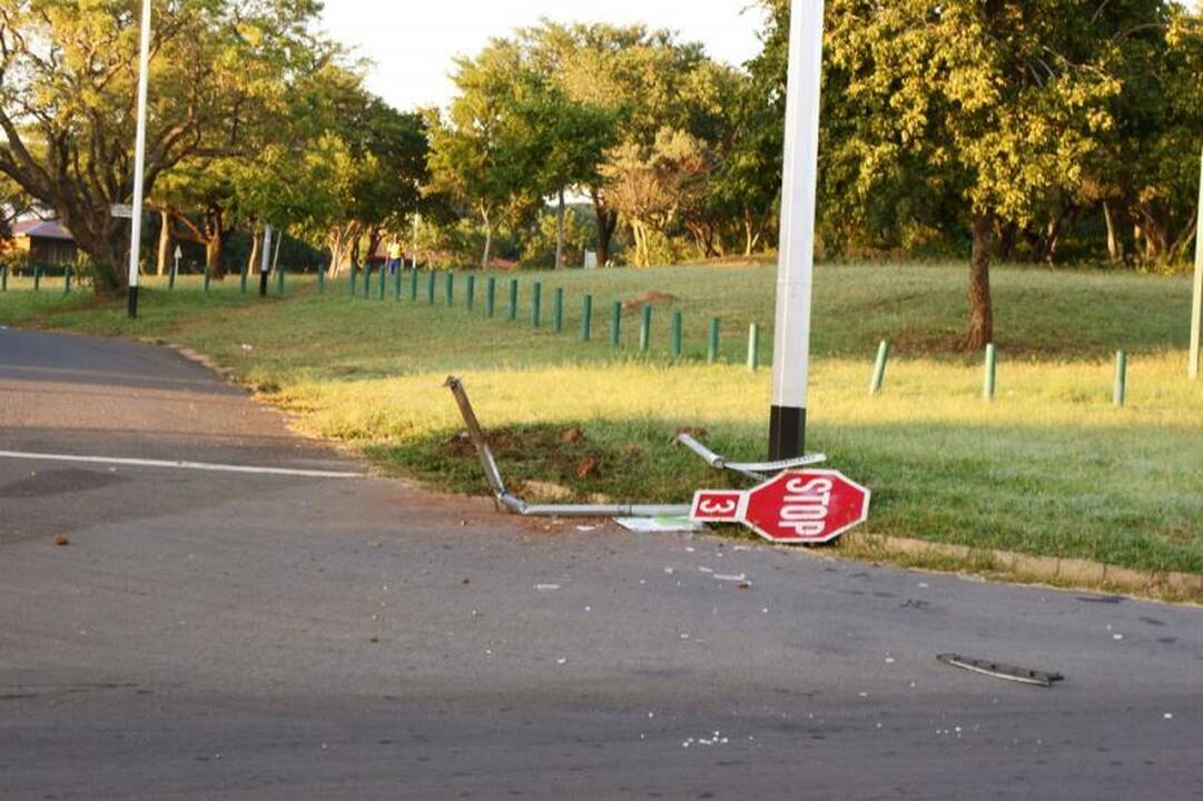 Prostitutės kelio ženklus naudoja kaip stulpus šokiui