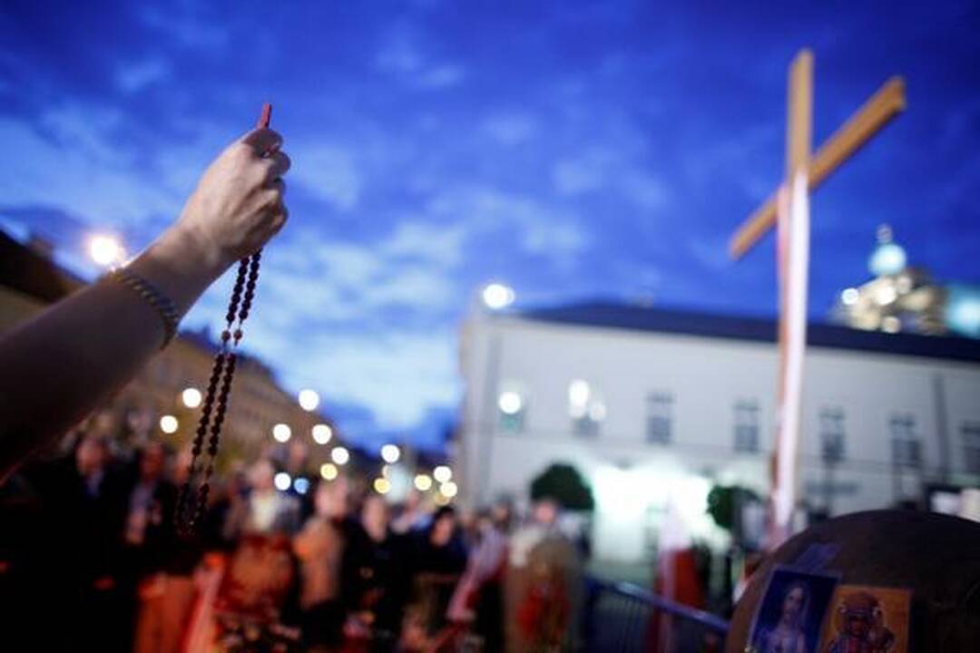 Varšuvoje protestuotojai gynė kryžių žuvusio prezidento atminimui
