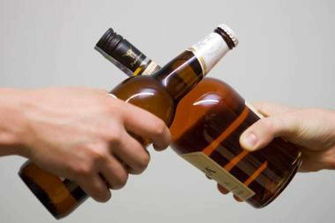 Du sostinės policijos pareigūnai stotelėje vartojo alkoholį