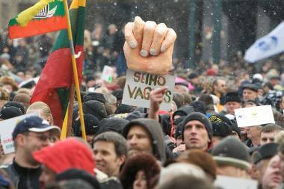 Apklausa: pasitikėjimo politikais taurė išsemta