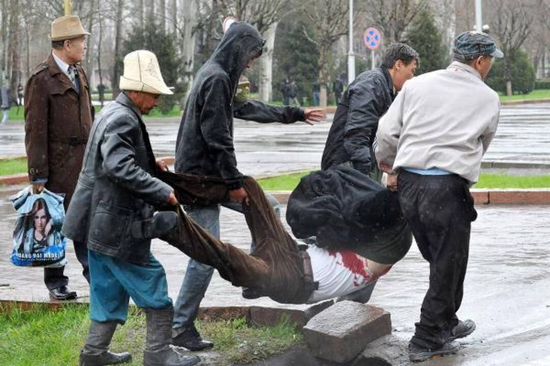 Riaušės Kirgizijoje: sumuštas ministras, šaudoma į protestuotojus (papildyta)