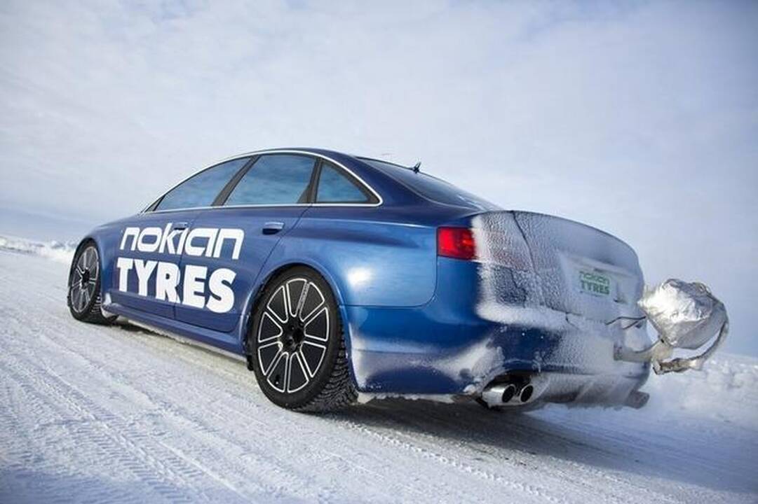 Rekordinis serijinio automobilio greitis ant ledo
