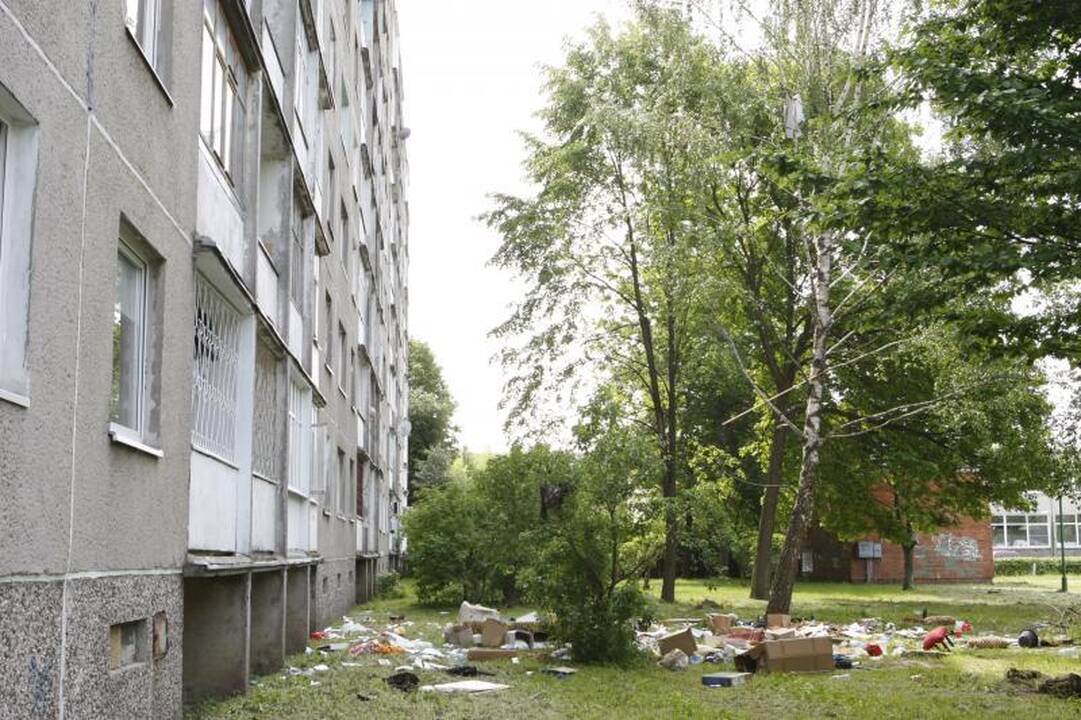 Psichikos ligonis Klaipėdoje visą naktį iš 9 aukšto mėtė daiktus