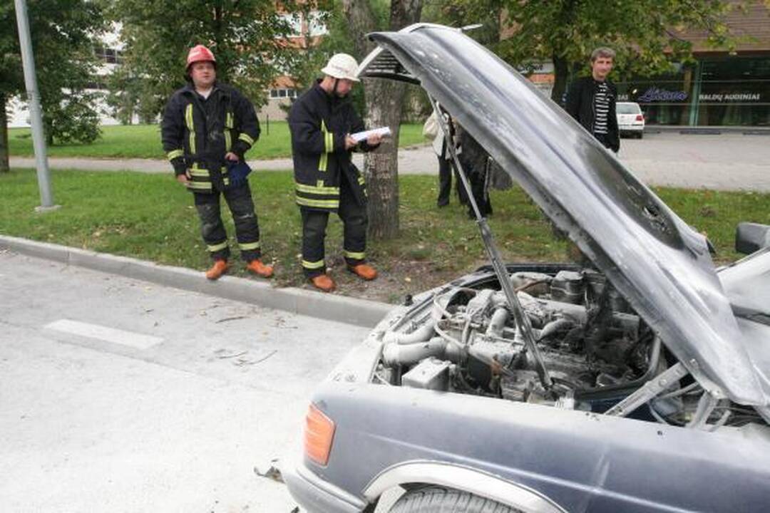Klaipėdoje liepsnojo du automobiliai