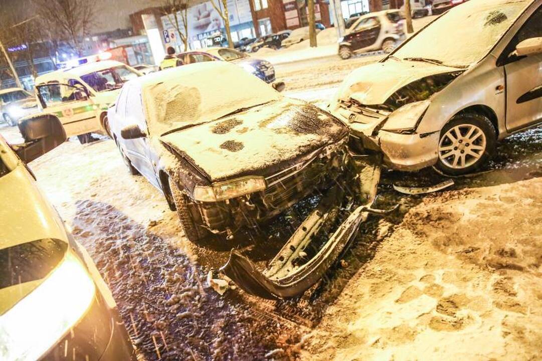 Savanorių prospekte susidūrė keturi automobiliai ir troleibusas