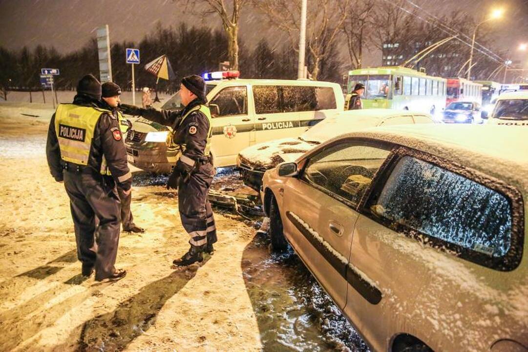 Savanorių prospekte susidūrė keturi automobiliai ir troleibusas