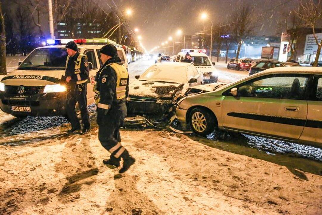 Savanorių prospekte susidūrė keturi automobiliai ir troleibusas
