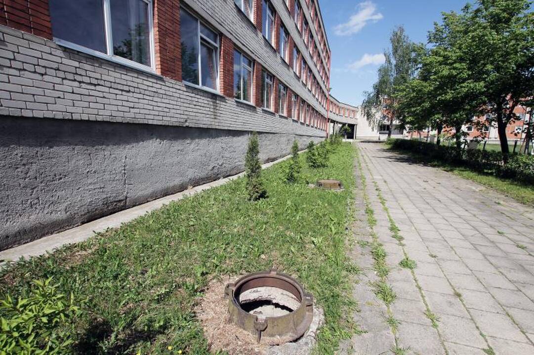 Vagių grobis - krūva ketaus dangčių iš mokyklos teritorijos