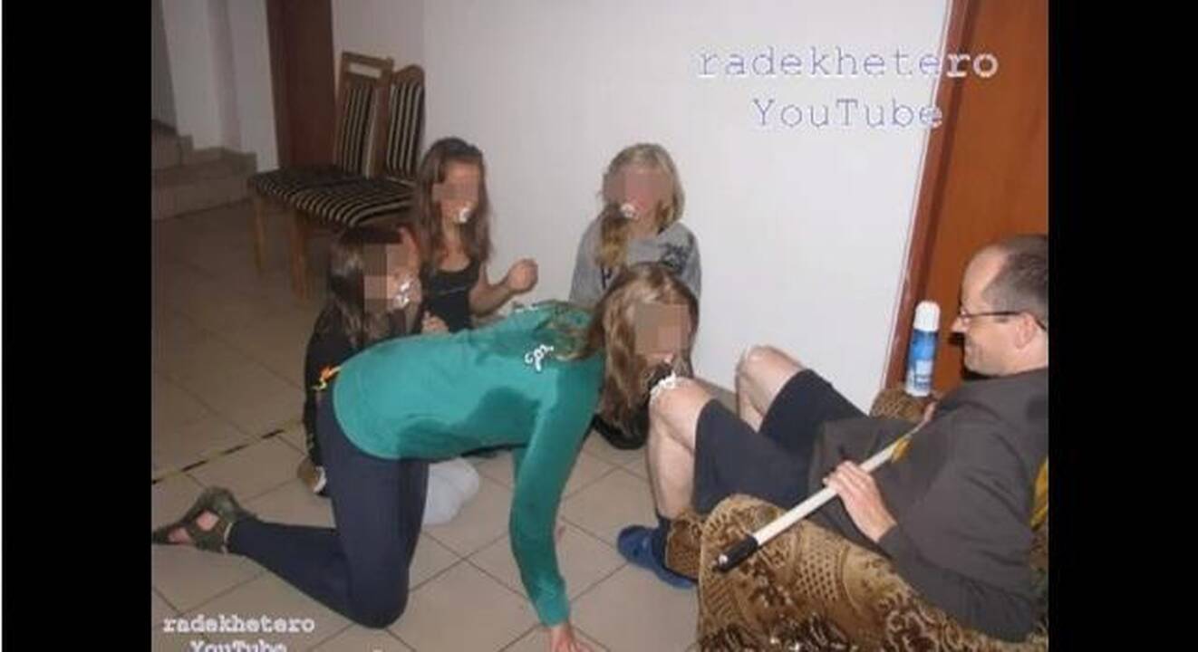 Lenkijoje vaikai laižė grietinėlę nuo kunigo kelių