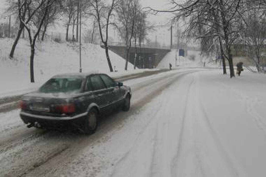 Kelininkai įspėja apie sudėtingas eismo sąlygas rajonuose