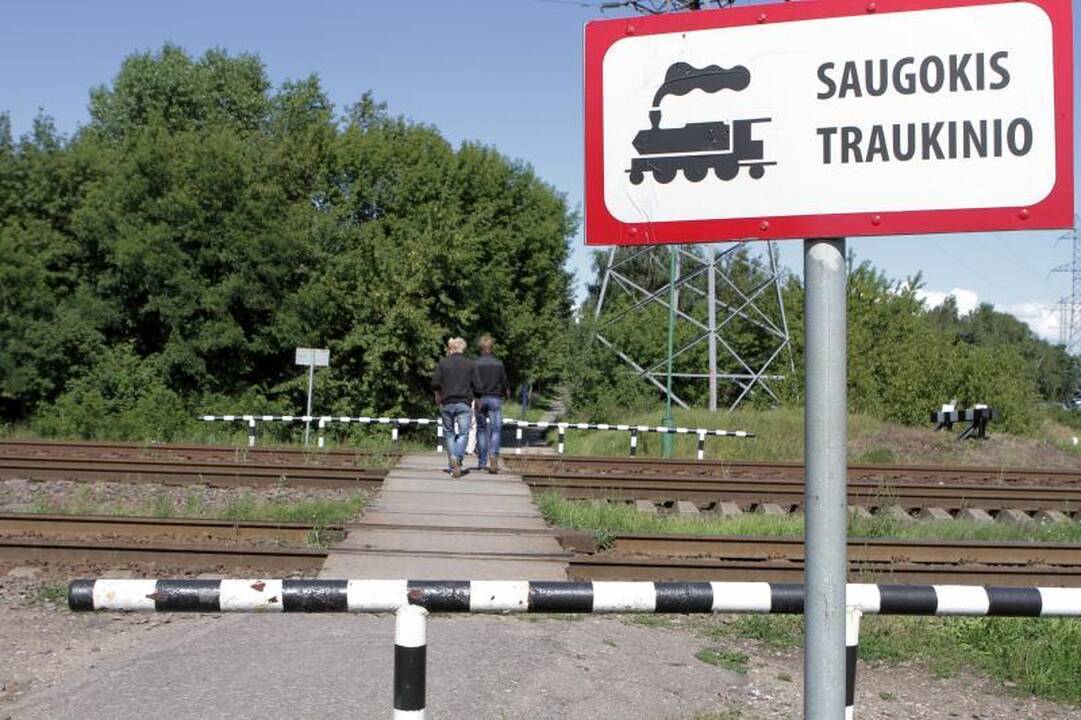Uostamiestyje traukinys traumavo per bėgius ėjusį paauglį