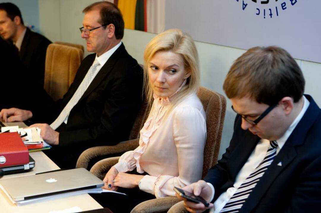 Seimo komisija siūlo naikinti trijų „darbiečių“ teisinę neliečiamybę
