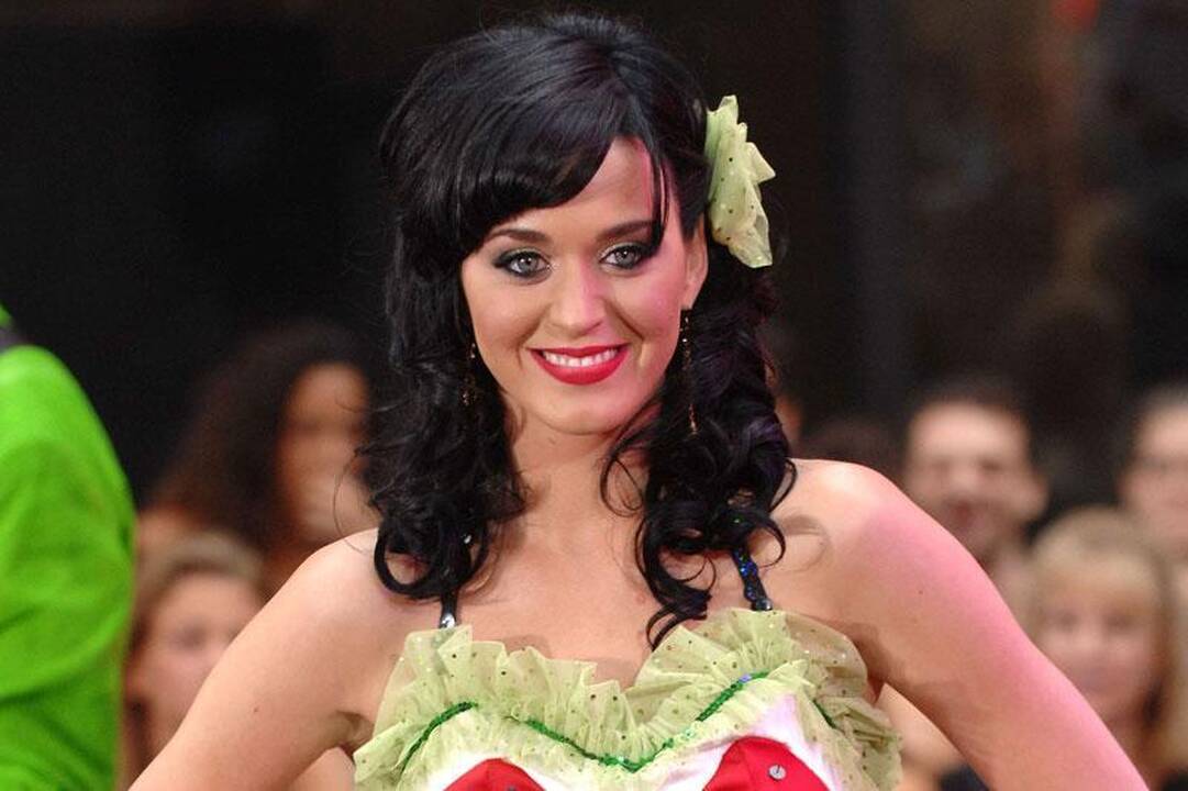 Katy Perry neigia gandus apie skyrybas su Russellu Brandu