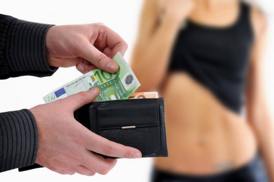 37-erių vyras pralobo iš nepilnamečių prostitucijos