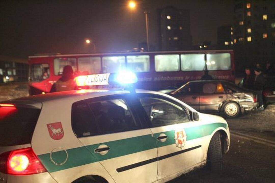 Kaune įvykusioje avarijoje apgadinti penki automobiliai (papildyta)