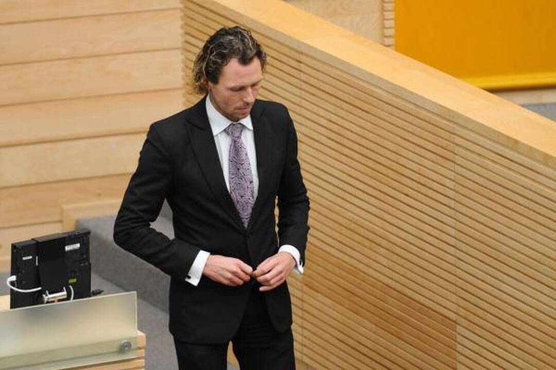 Iš L.Karaliaus Seimo nario mandatas atimtas, iš A.Sacharuko - ne