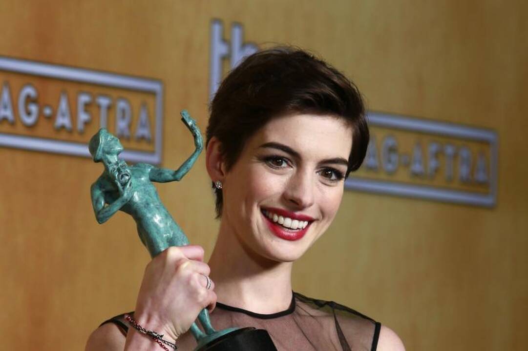 Išganingasis tiulis mažą juodą A.Hathaway suknelę pavertė pažiba