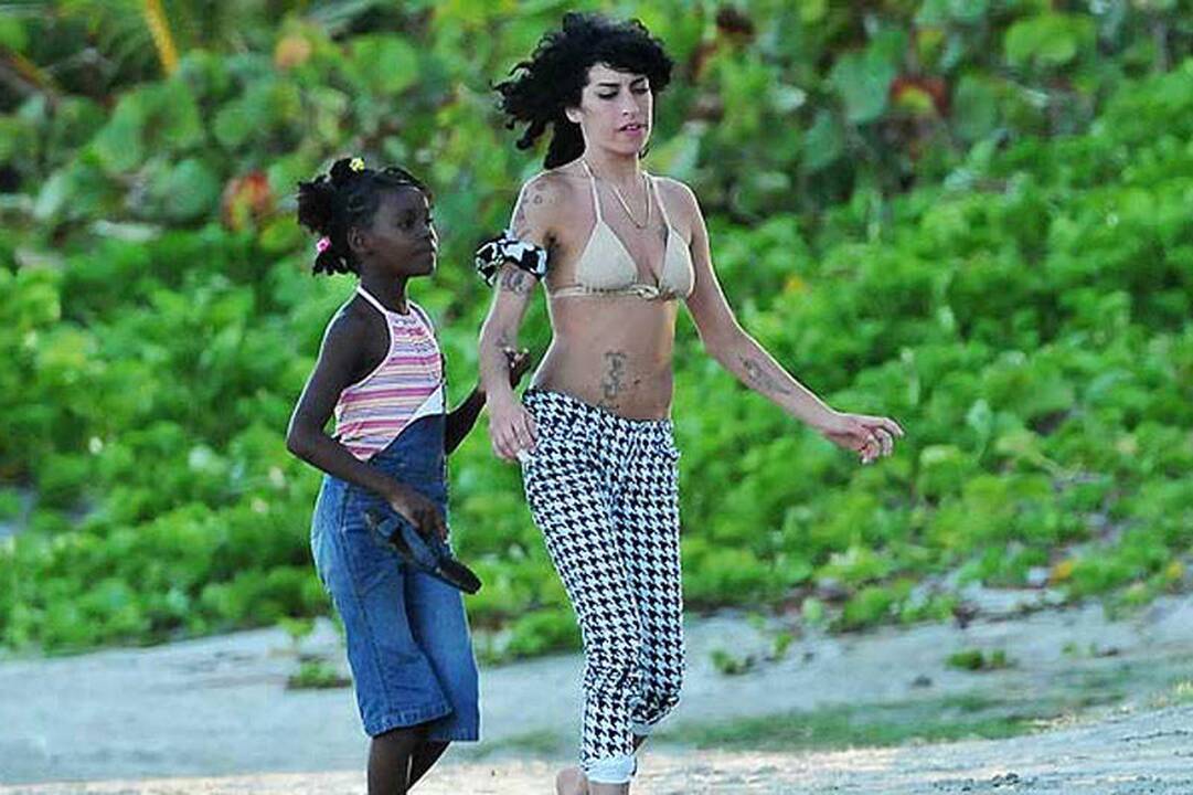 Amy Winehouse planavo įsivaikinti juodaodę mergaitę (foto)