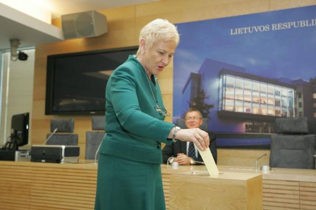 Iš L.Karaliaus Seimo nario mandatas atimtas, iš A.Sacharuko - ne