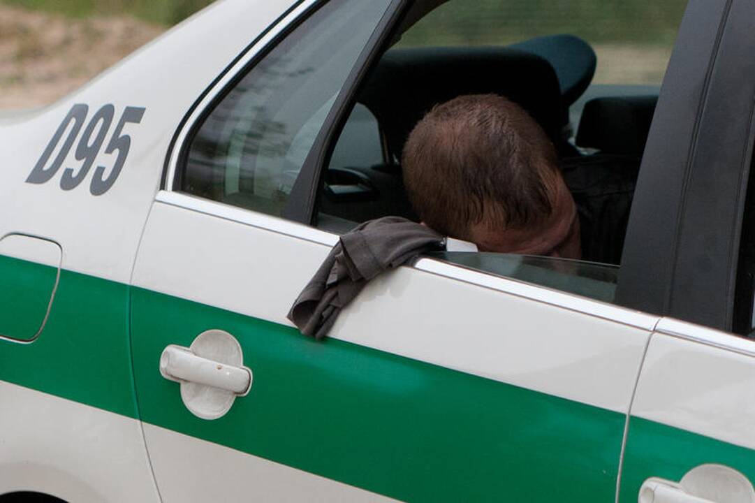 Girtą vairuotoją demaskuoti padėtų automobilio valstybiniai numeriai