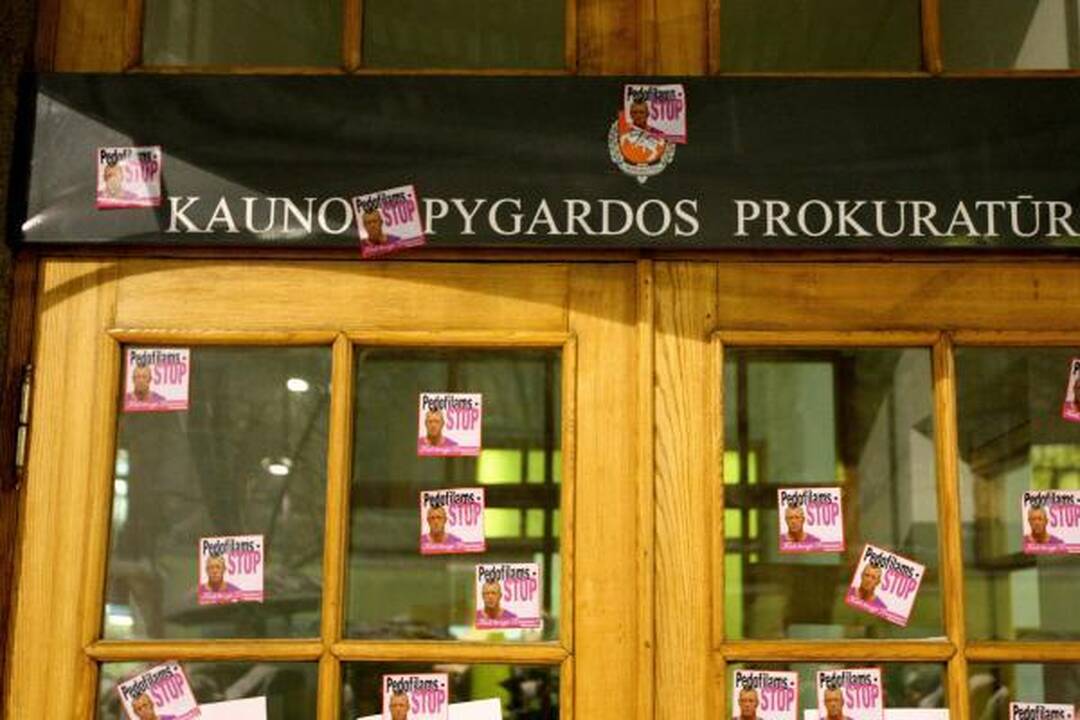 Kauniečiai vėl aktyviai rinkosi protestuoti prie prokuratūros