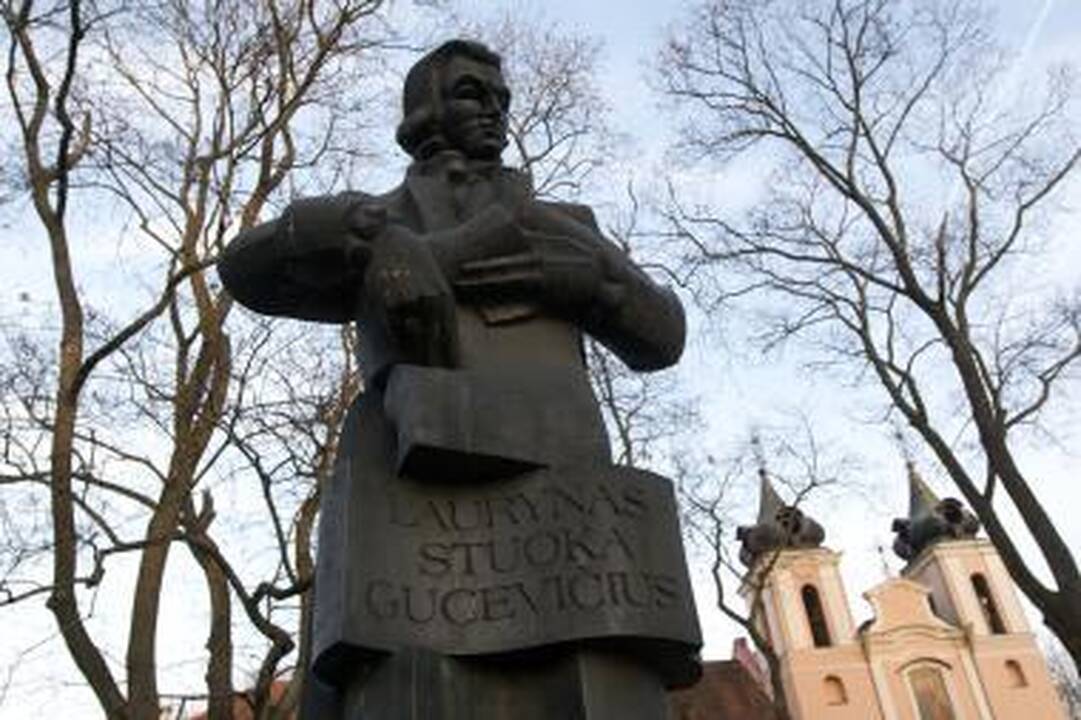 Chuliganai užrišo statulai galvą (papildyta)