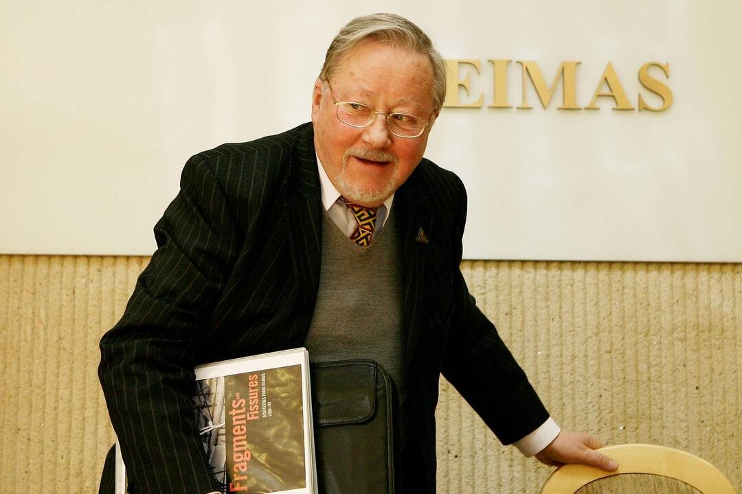 Teismas: „Durnių laive" esantys teiginiai žemina V.Landsbergio tėvo garbę