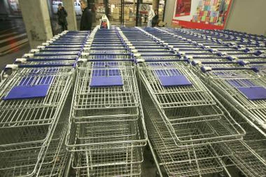 Metalo vagis bandė pagrobti prekybinius vežimėlius