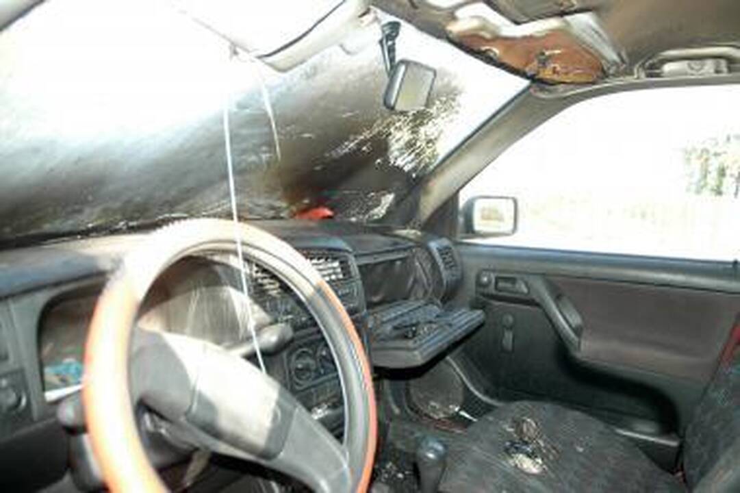 Liepsnojo padangos ir automobiliai