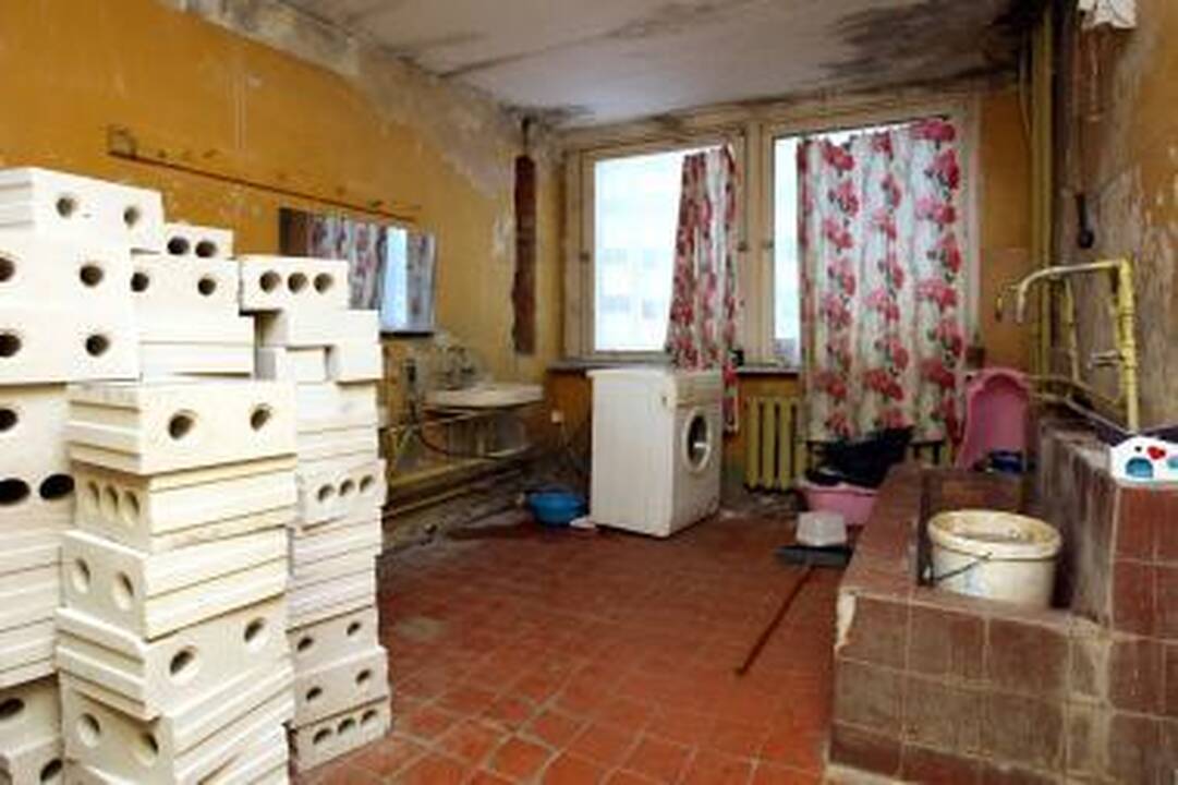 Kaune neblaivus vyras policininkus puolė kirviu (papildyta)