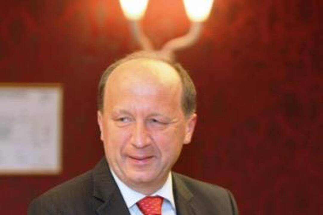 Vyriausybė atšaukė bazinės algos mažinimą 