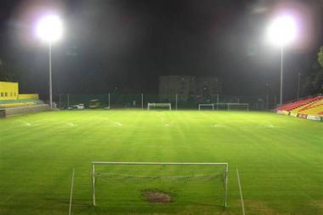 A lygos stadionuose prožektoriai švies dar šiemet 