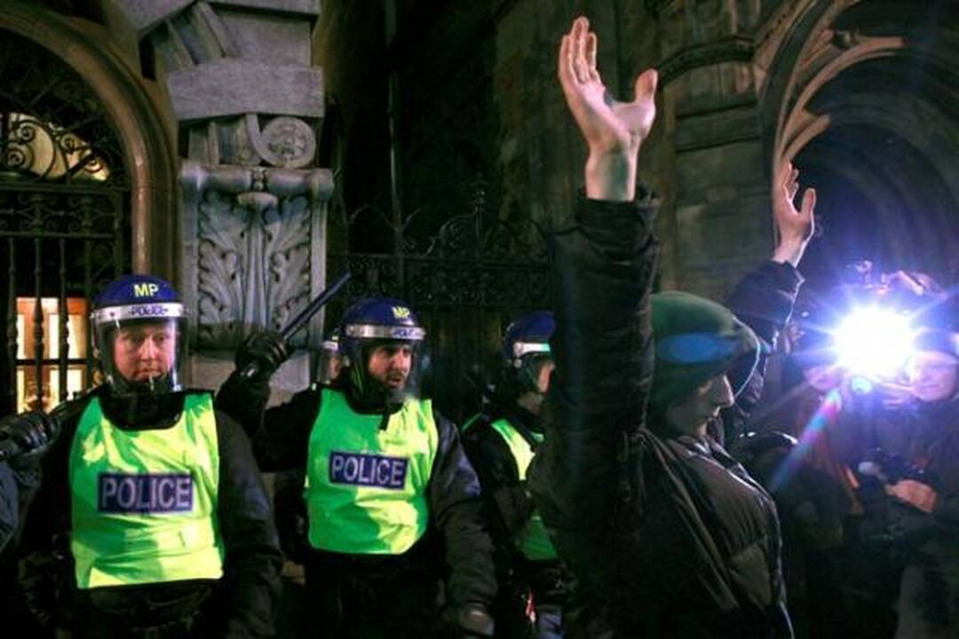 Britanijoje antrąkart dėl mokesčių už mokslą protestuojantys studentai susirėmė su policija