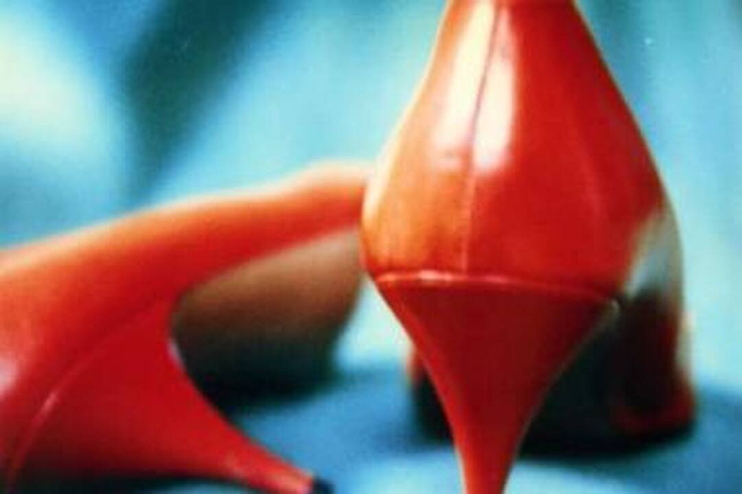 „Raudonos kurpaitės" - apie naivumą ir suaugusių žaidimus