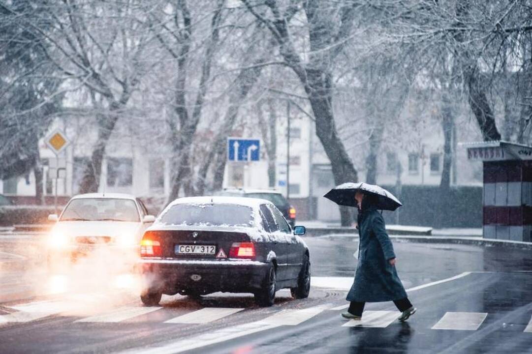 Pirmasis gruodžio sniegas į gatves išginė kelininkus