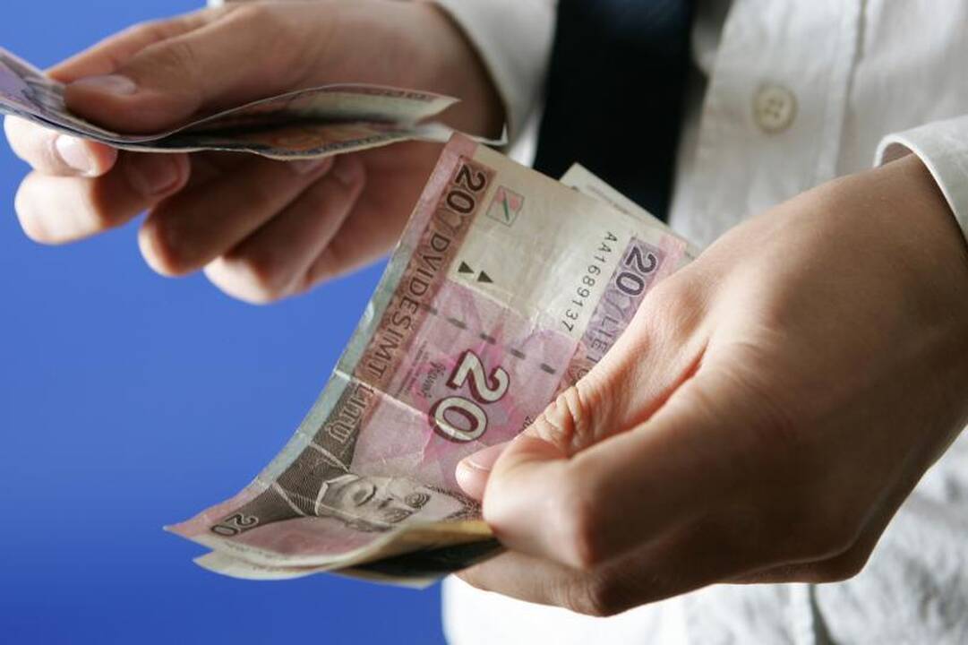 Darbdaviai ir profesinės sąjungos MMA siūlo didinti iki 900 litų